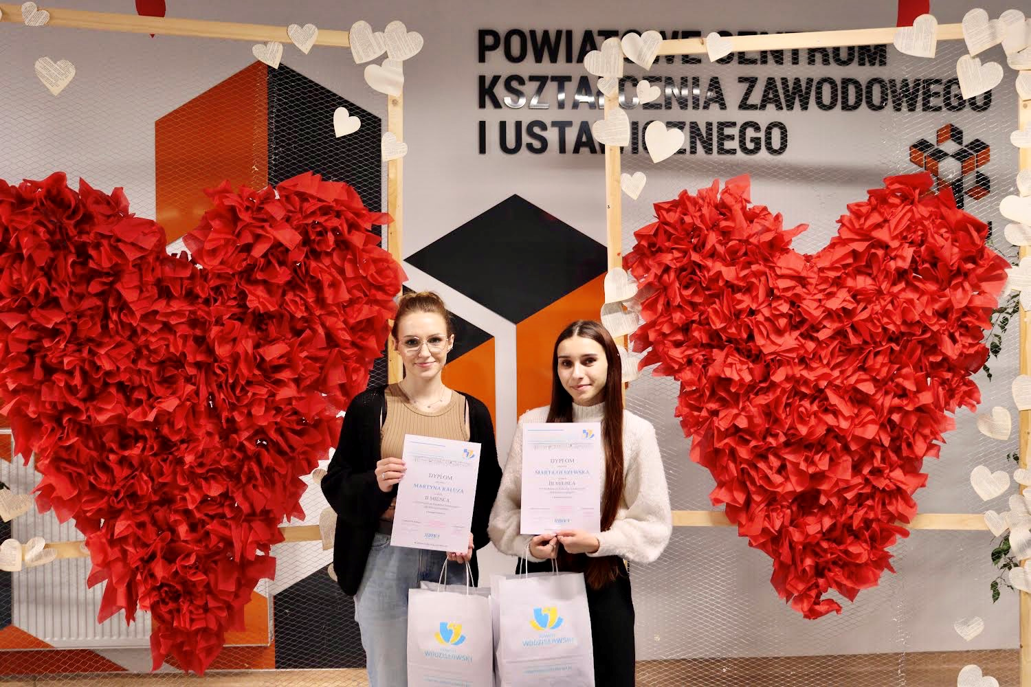 Martyna Kałuża i Marta Olszewska zostały laureatkami konkursu „Mój lekturowy przebój”.